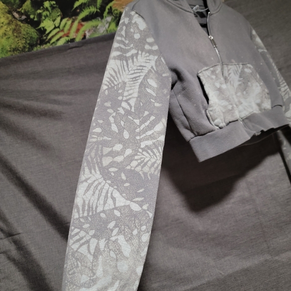 Gray Patterned Crop Hoodie - Picture 3 of 8